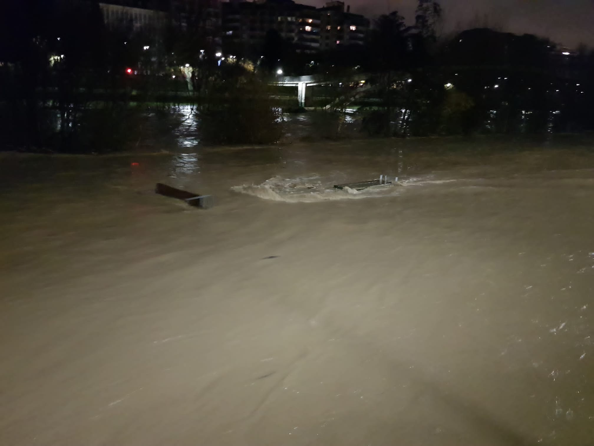 El caudal del Bernesga sobrepasa el cauce del río y obliga a cortar el Paseo de Salamanca en la capital