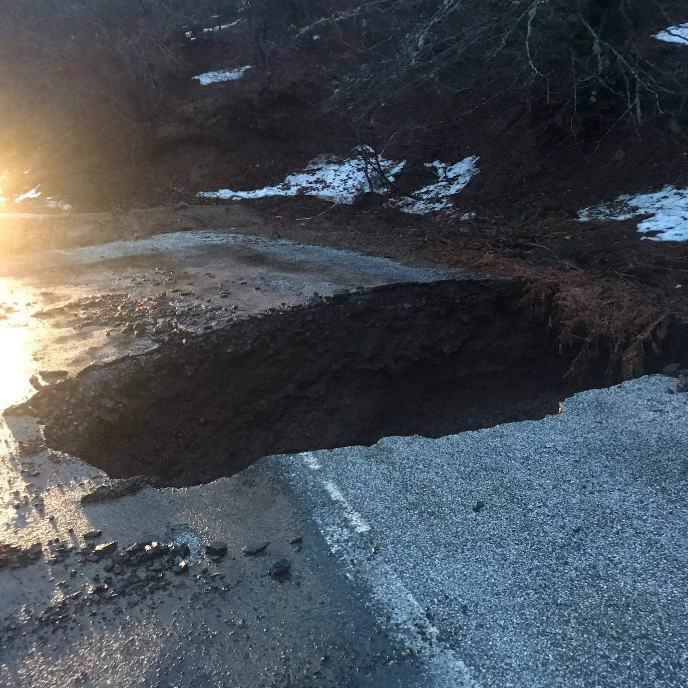 Fotos: La Diputación tramita ya como obra de emergencia el socavón de Pandetrave