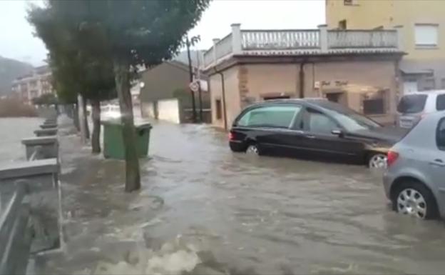 El Bernesga se 'come' las calles de Pola de Gordón