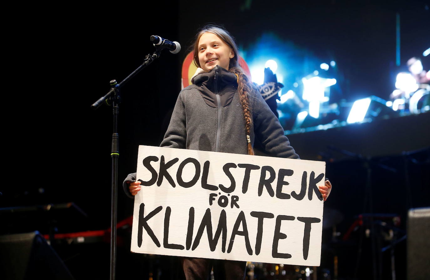 La activista Greta Thunberg pronuncia un discurso durante la marcha celebrada en las calles de Madrid. En la pancarta se lee 'Huelga escolar por el clima'