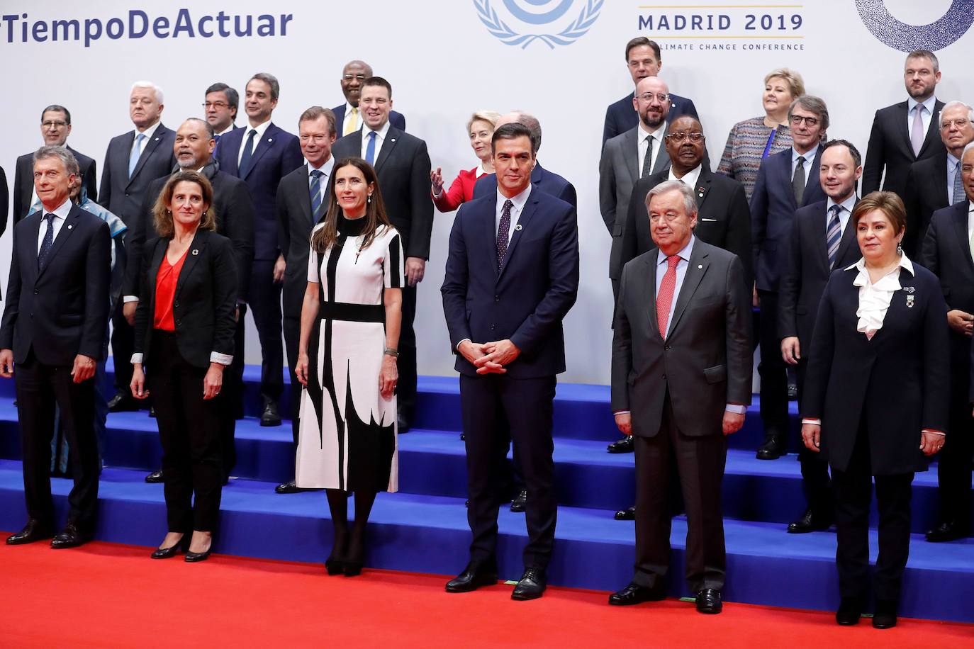 El presidente del Gobierno en funciones, Pedro Sánchez junto con la presidenta de la COP y ministra chilena del clima, Carolina Schmidt y el secretario general de las Naciones Unidas (ONU), António Guterres entre otros, posan en la foto de familia el día de la inauguración