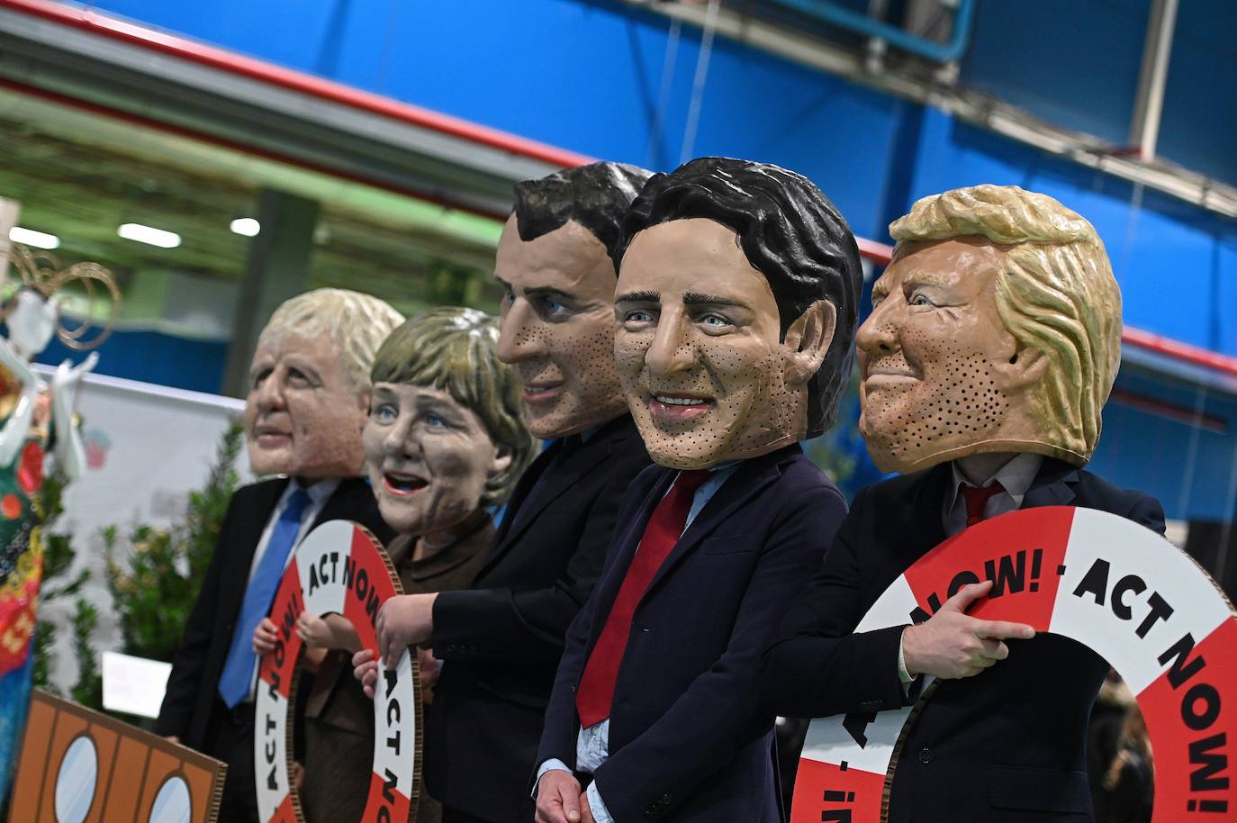 Performance organizada por Oxfam Intermon con cabezudos que representan a los líderes mundiales (de izda. a dcha.) Boris Johnson, Angela Merkel, Emmanuel Macrom, Justin Trudeau y Donald Trump