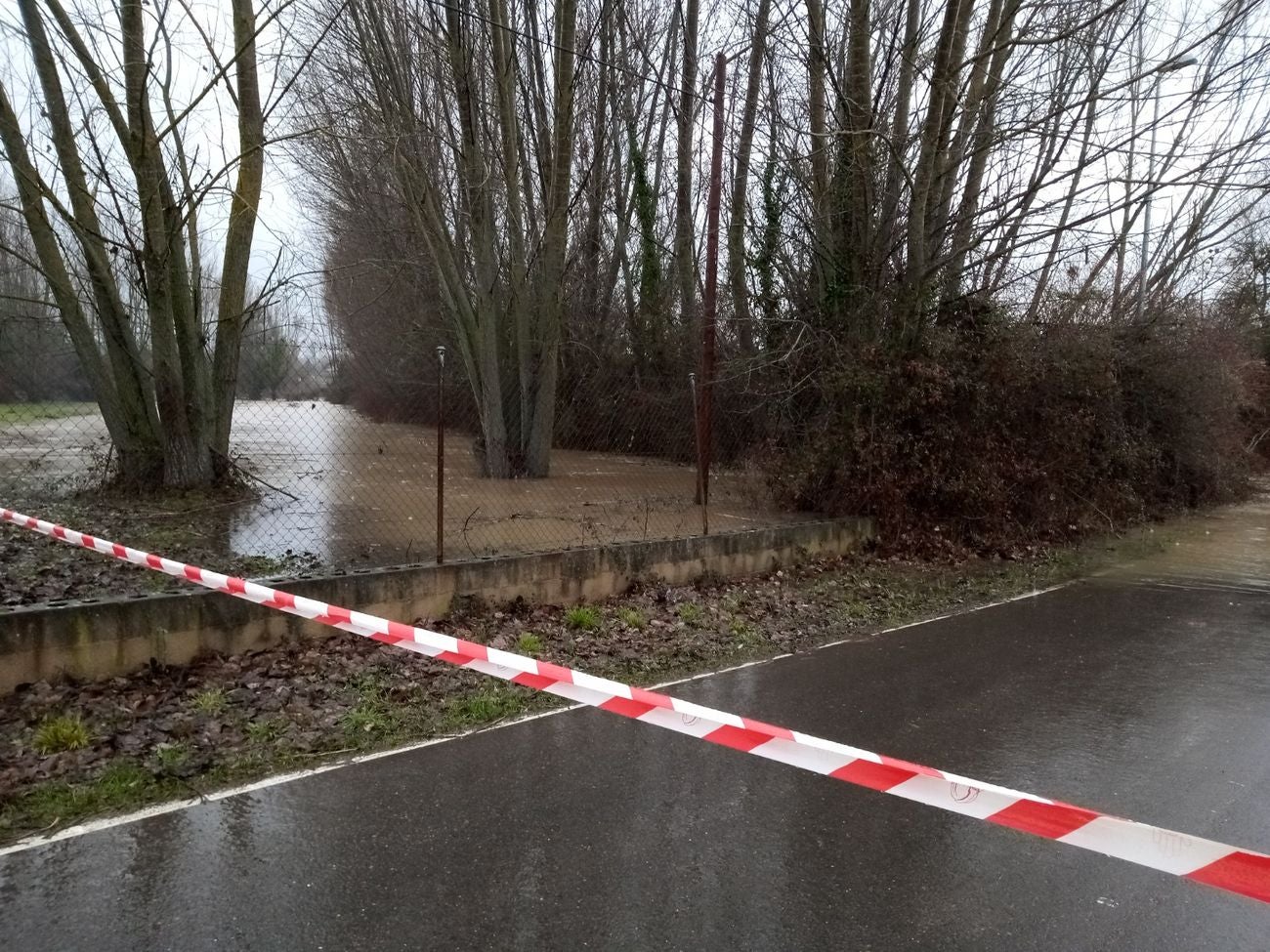 Localidades como Villaverde o Garrafe ven cómo las aguas del Torío inundan la zona tras la lluvia y el deshielo en las zonas de montaña