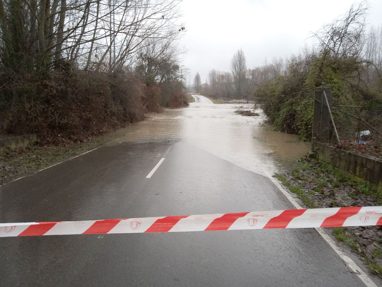 Localidades como Villaverde o Garrafe ven cómo las aguas del Torío inundan la zona tras la lluvia y el deshielo en las zonas de montaña