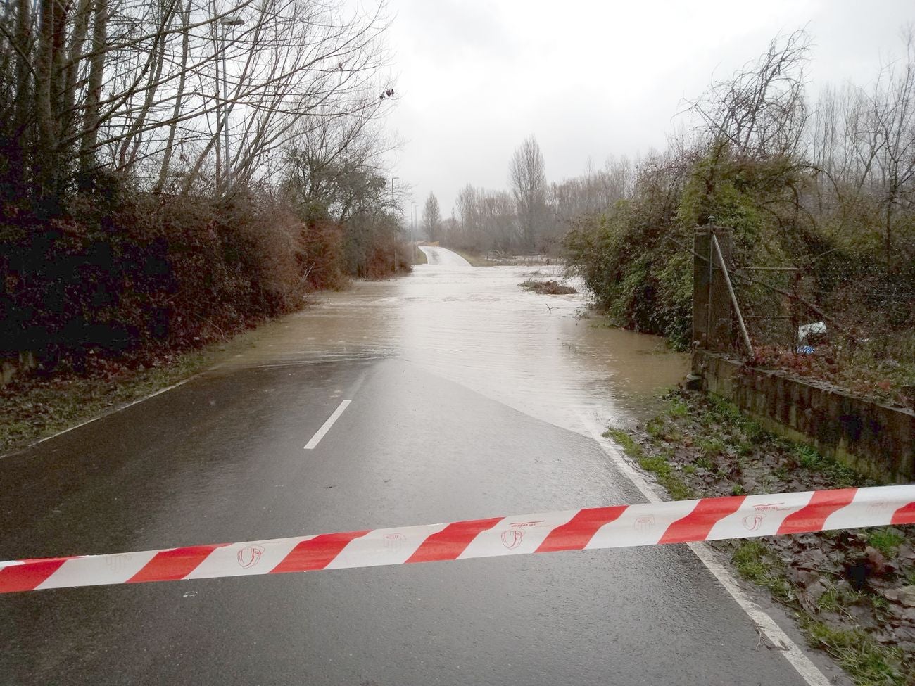 Localidades como Villaverde o Garrafe ven cómo las aguas del Torío inundan la zona tras la lluvia y el deshielo en las zonas de montaña