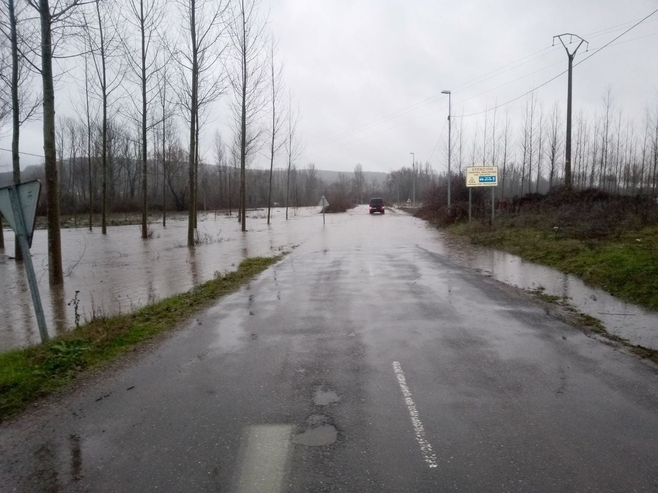 Localidades como Villaverde o Garrafe ven cómo las aguas del Torío inundan la zona tras la lluvia y el deshielo en las zonas de montaña