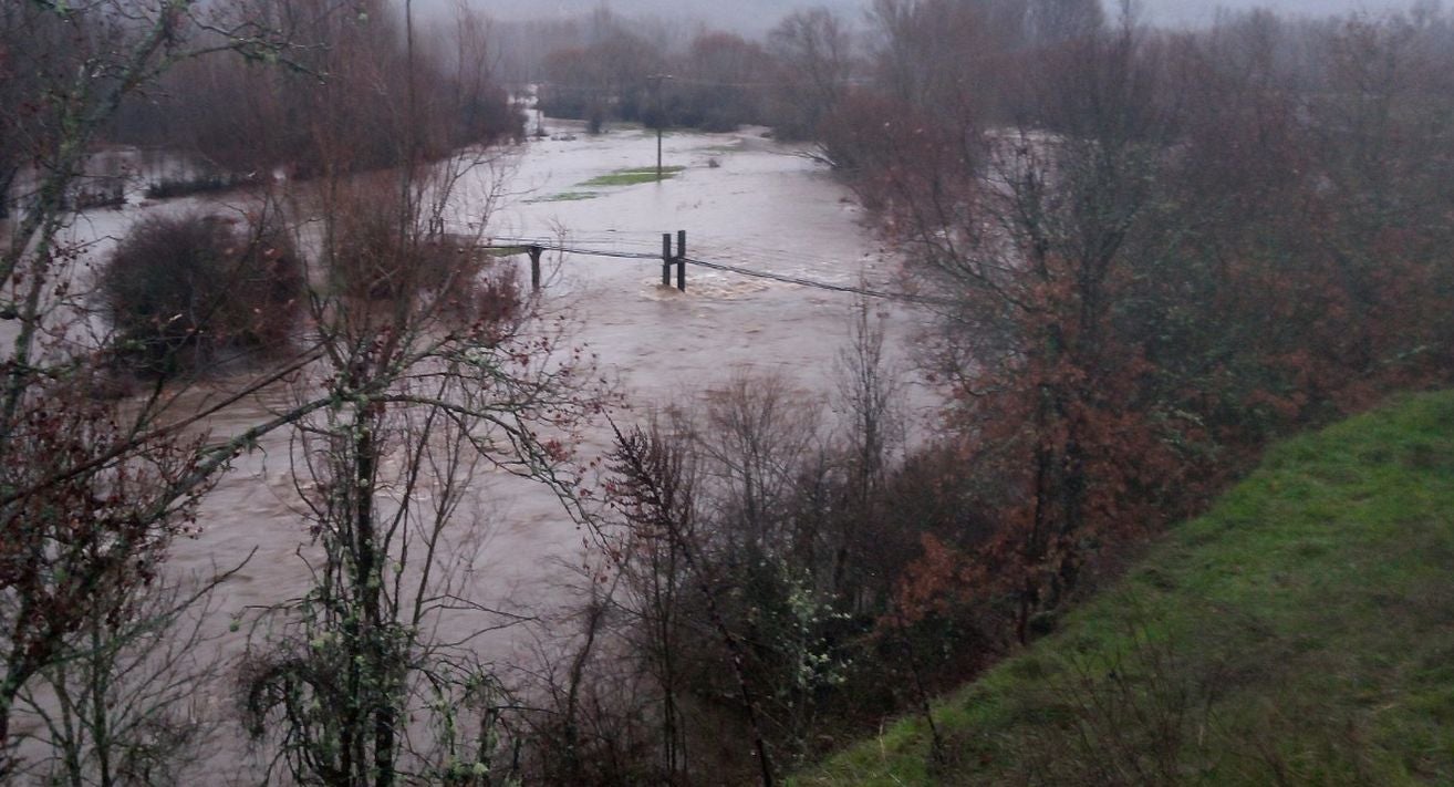 Localidades como Villaverde o Garrafe ven cómo las aguas del Torío inundan la zona tras la lluvia y el deshielo en las zonas de montaña