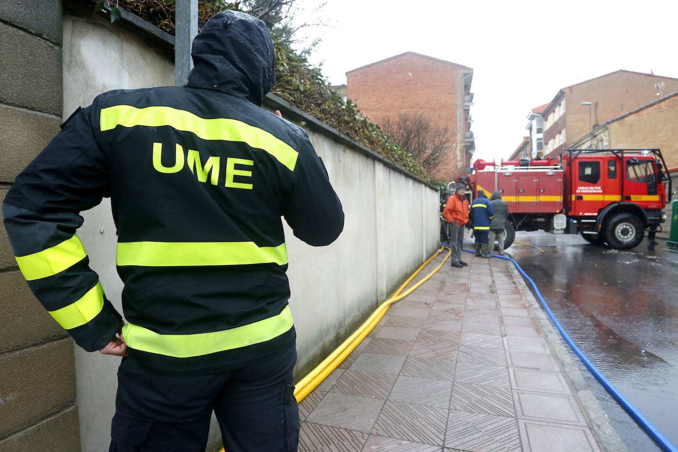 La Unidad Militar de Emergencias interviene en las inundaciones de La Robla. 