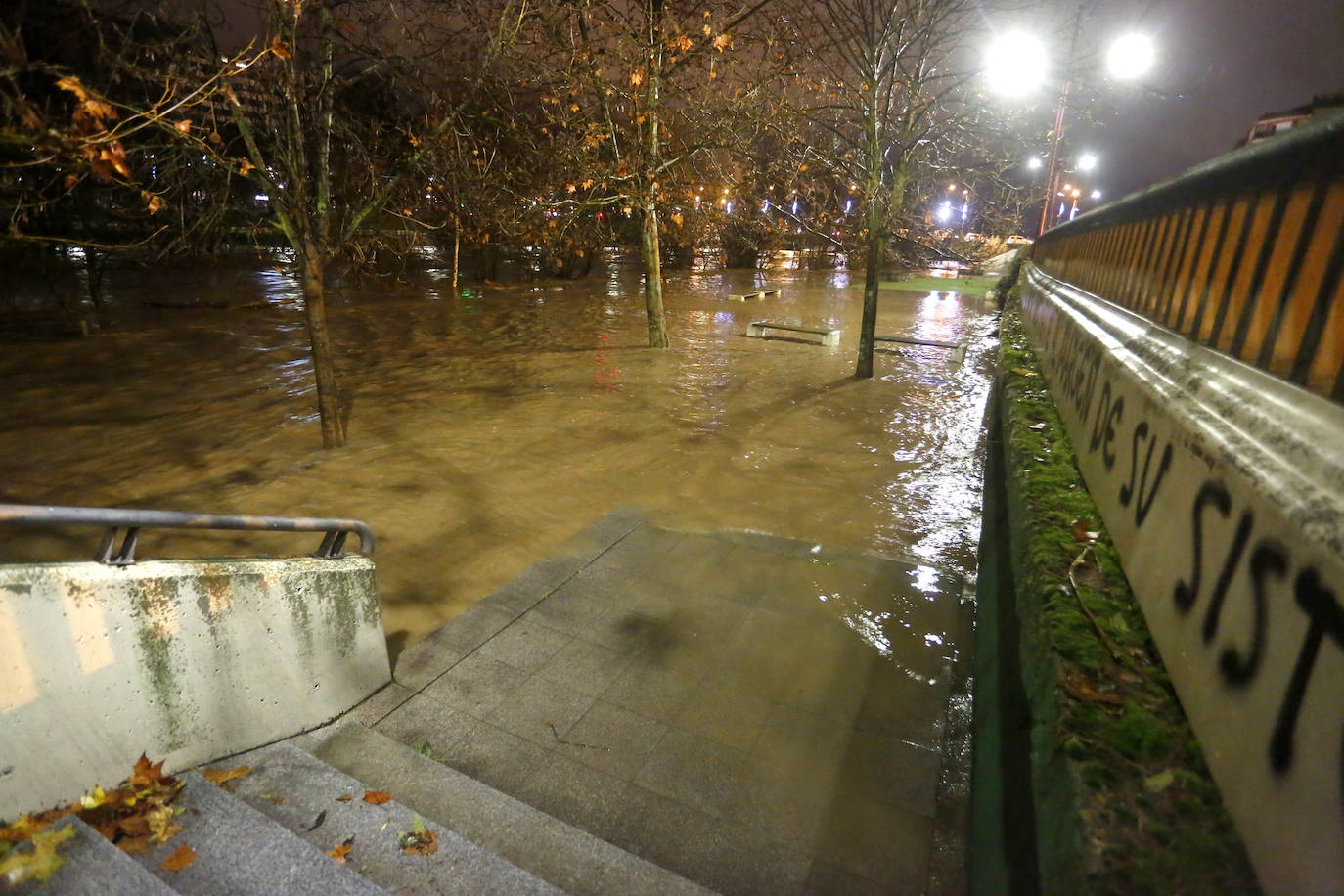 Los niveles alcanzados por el río, a su paso por León, crean una situación de alarma no recordad antes en la capital