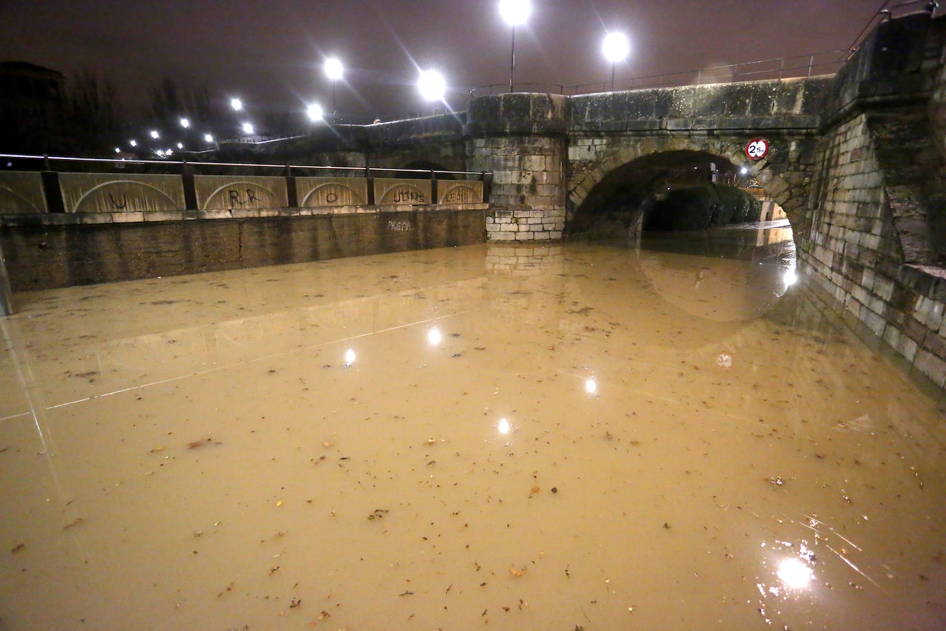 Los niveles alcanzados por el río, a su paso por León, crean una situación de alarma no recordad antes en la capital