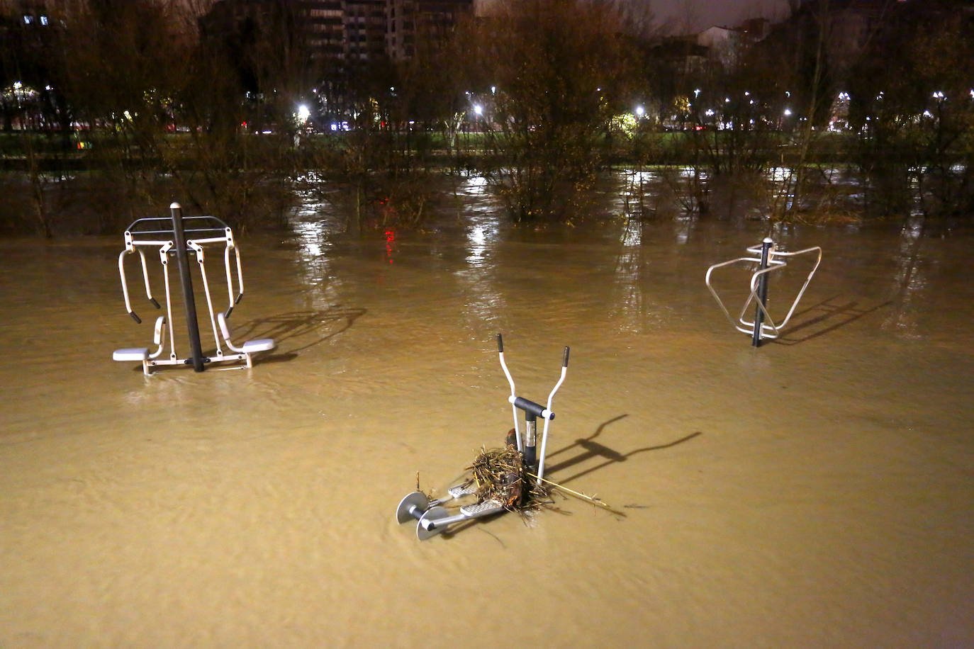 Los niveles alcanzados por el río, a su paso por León, crean una situación de alarma no recordad antes en la capital