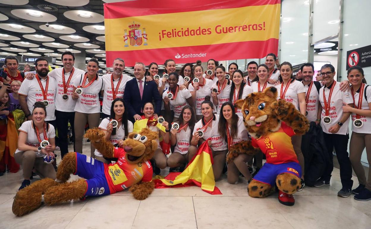 Las Guerreras posan con sus medallas a la llegada a Barajas.