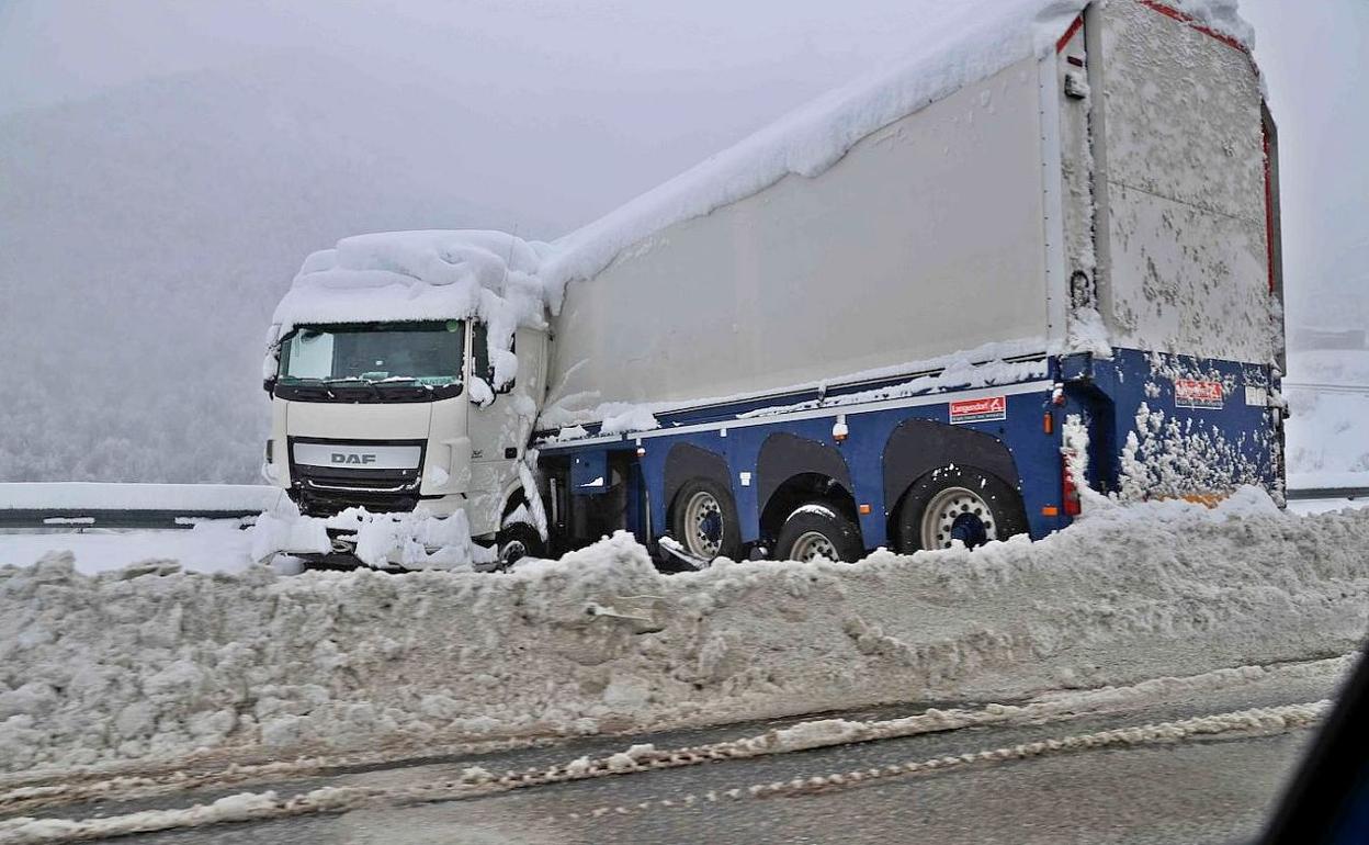 Un camión hace la tijera en la autopista del Huerna, a la salida del Negrón. 