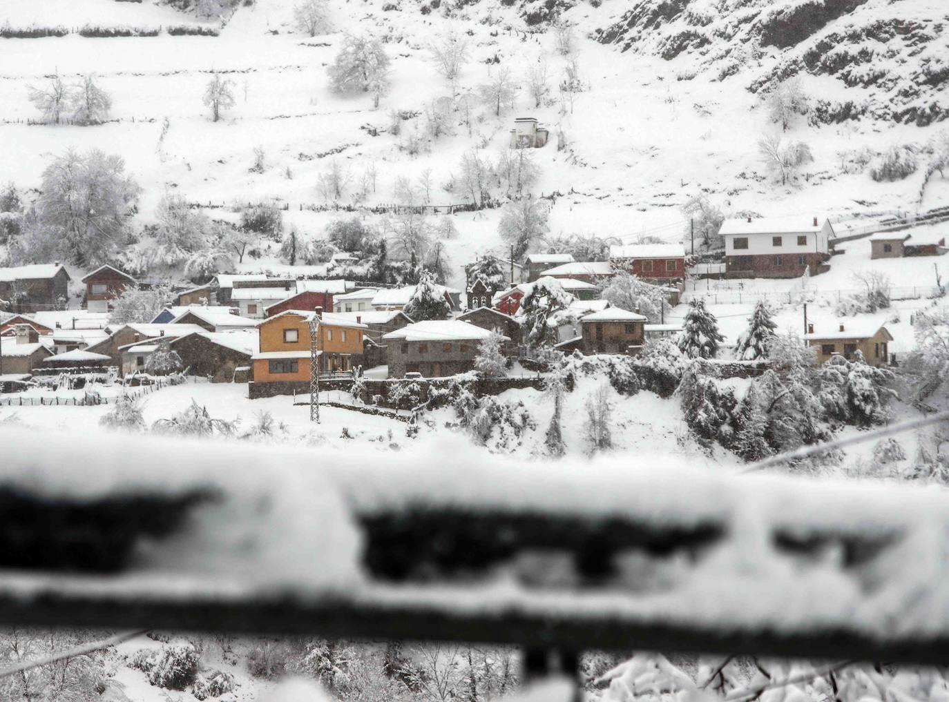 Complicada jornada en la región por las fuertes nevadas y el intenso frío, que mantiene la alerta naranja.