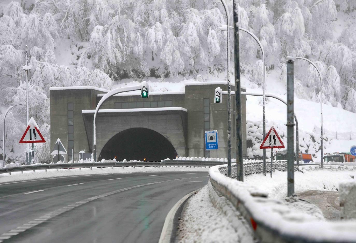 Complicada jornada en la región por las fuertes nevadas y el intenso frío, que mantiene la alerta naranja.