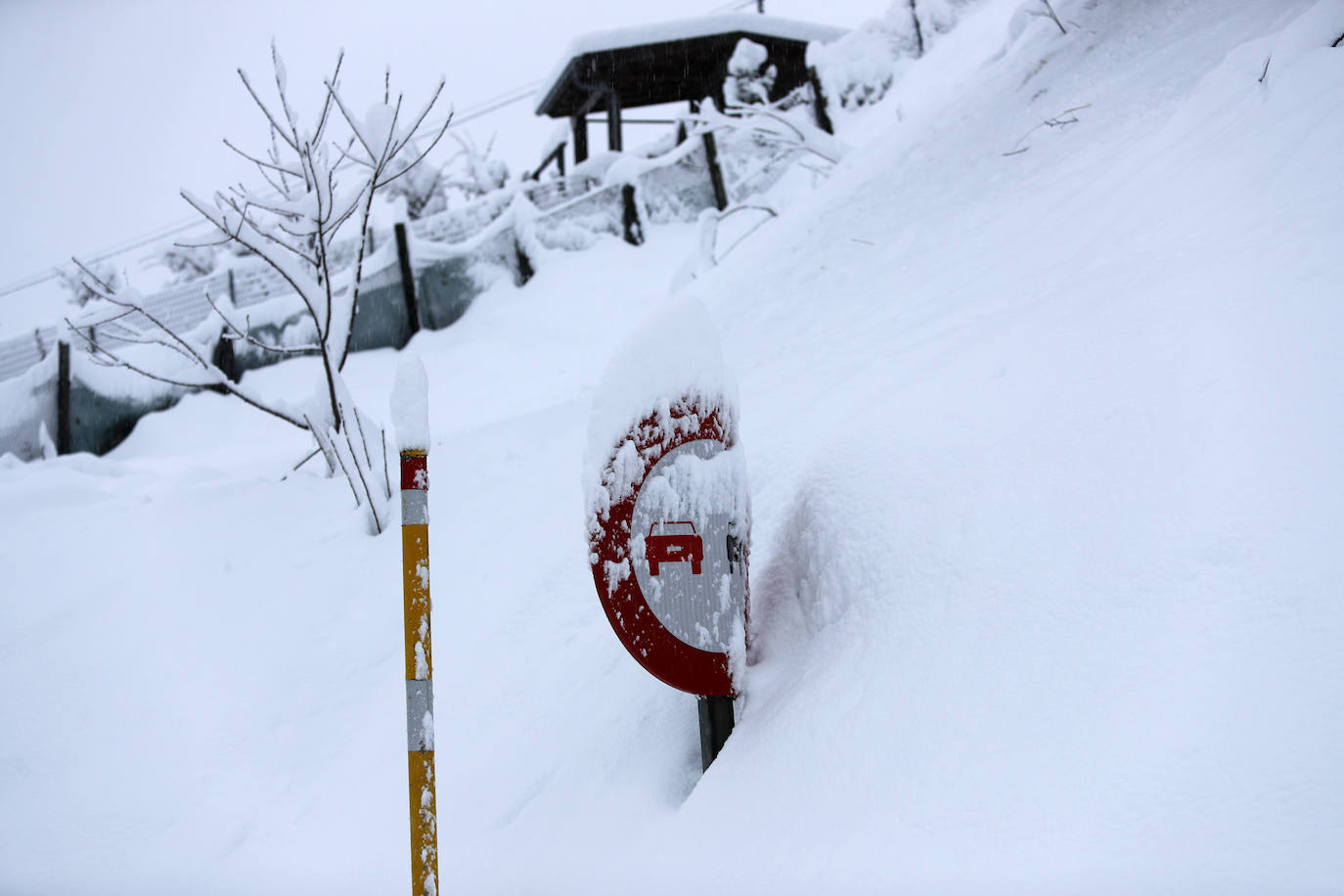 Complicada jornada en la región por las fuertes nevadas y el intenso frío, que mantiene la alerta naranja.