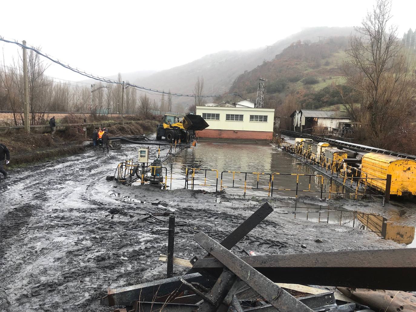 Fotos: La Junta coordina los trabajos para desviar el agua de la balsa del túnel de La Robla