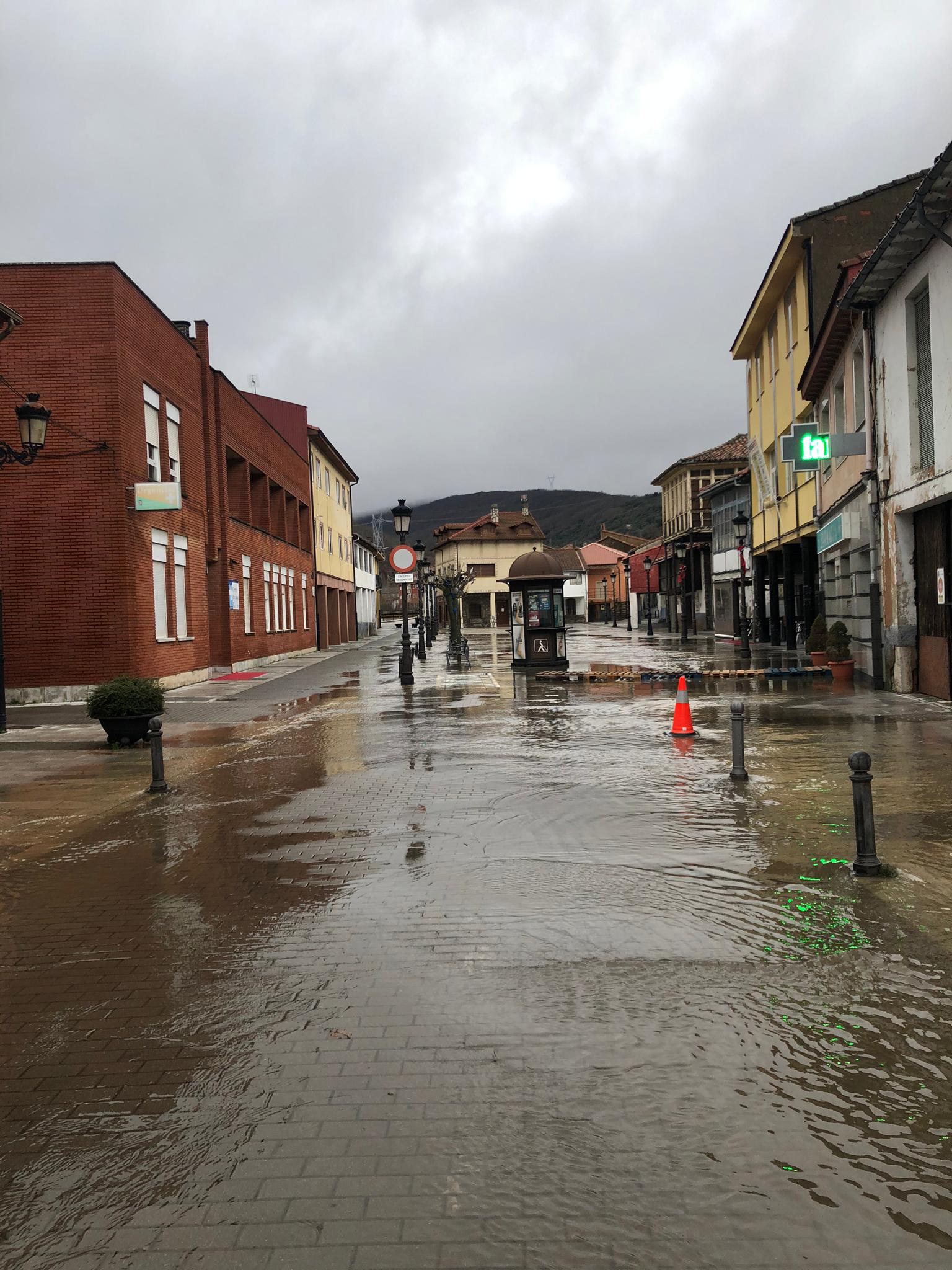 Fotos: El Bernesga sigue amenazando a Pola de Gordón