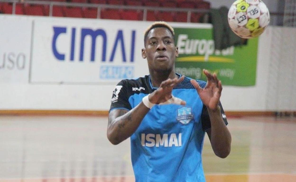 Ademar ficha a partir de 2021 al lateral cubano del Oporto Yoan Balázquez.