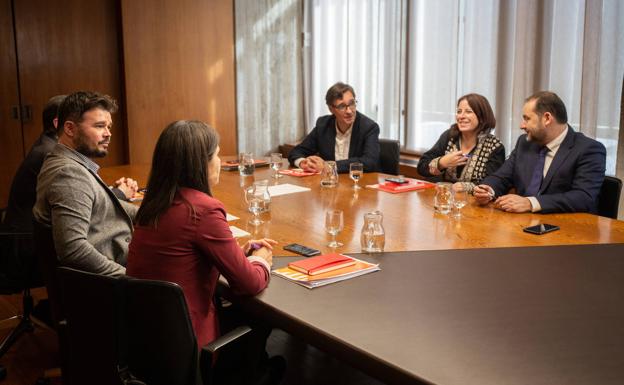 Los designados por el PSOE y ERC para negociar la investidura en su último encuentro en Barcelona, el 10 de diciembre. 