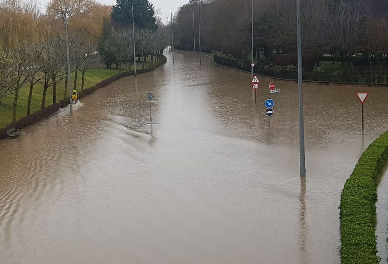 Una gran riada 'se come' la calle Riosol en León capital y corta todo el tráfico en la zona.