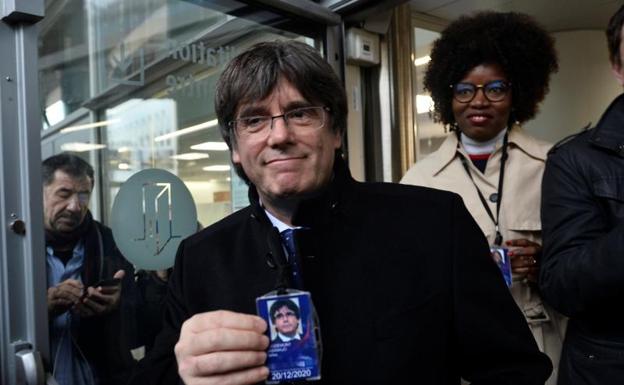 Puigdemont muestra su credencial a su salida del Parlamento Europeo. 