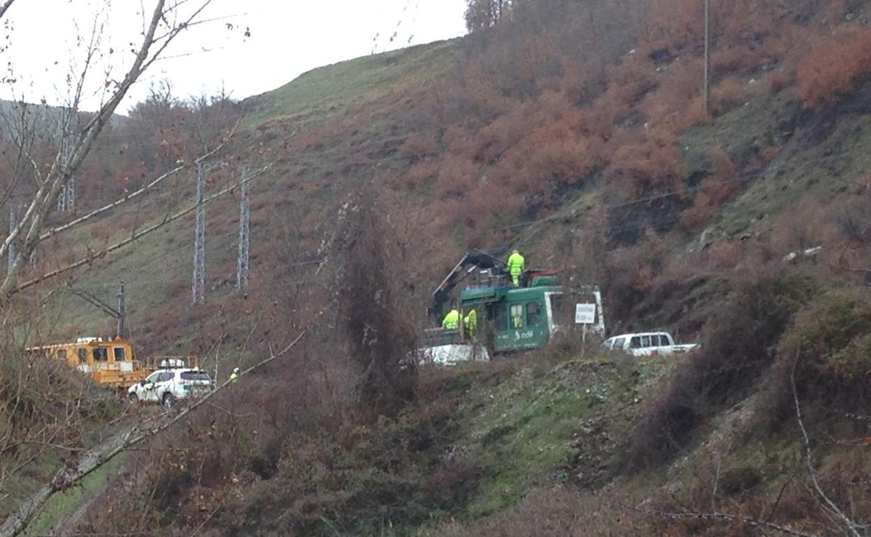 Operarios trabajan en la reparación de la conexión entre León y Asturias por tren.