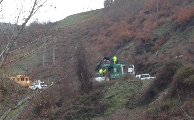 La caída de una roca por el temporal obliga a cortar la conexión ferroviaria entre León y Asturias