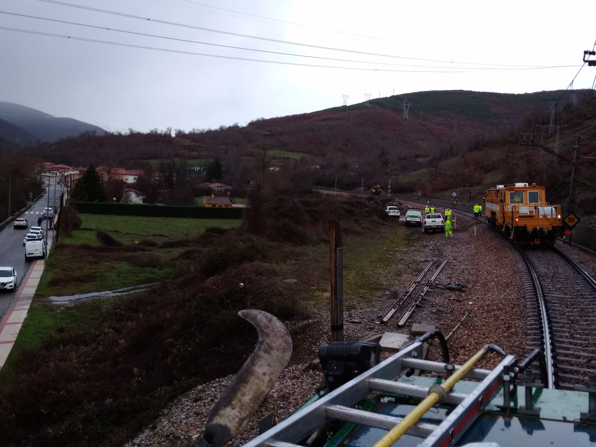 El desprendimiento de una roca en la 'Peña del Asno' en Puente de Alba ha provocado el corte de la conexión ferroviaria entre León y Asturias.