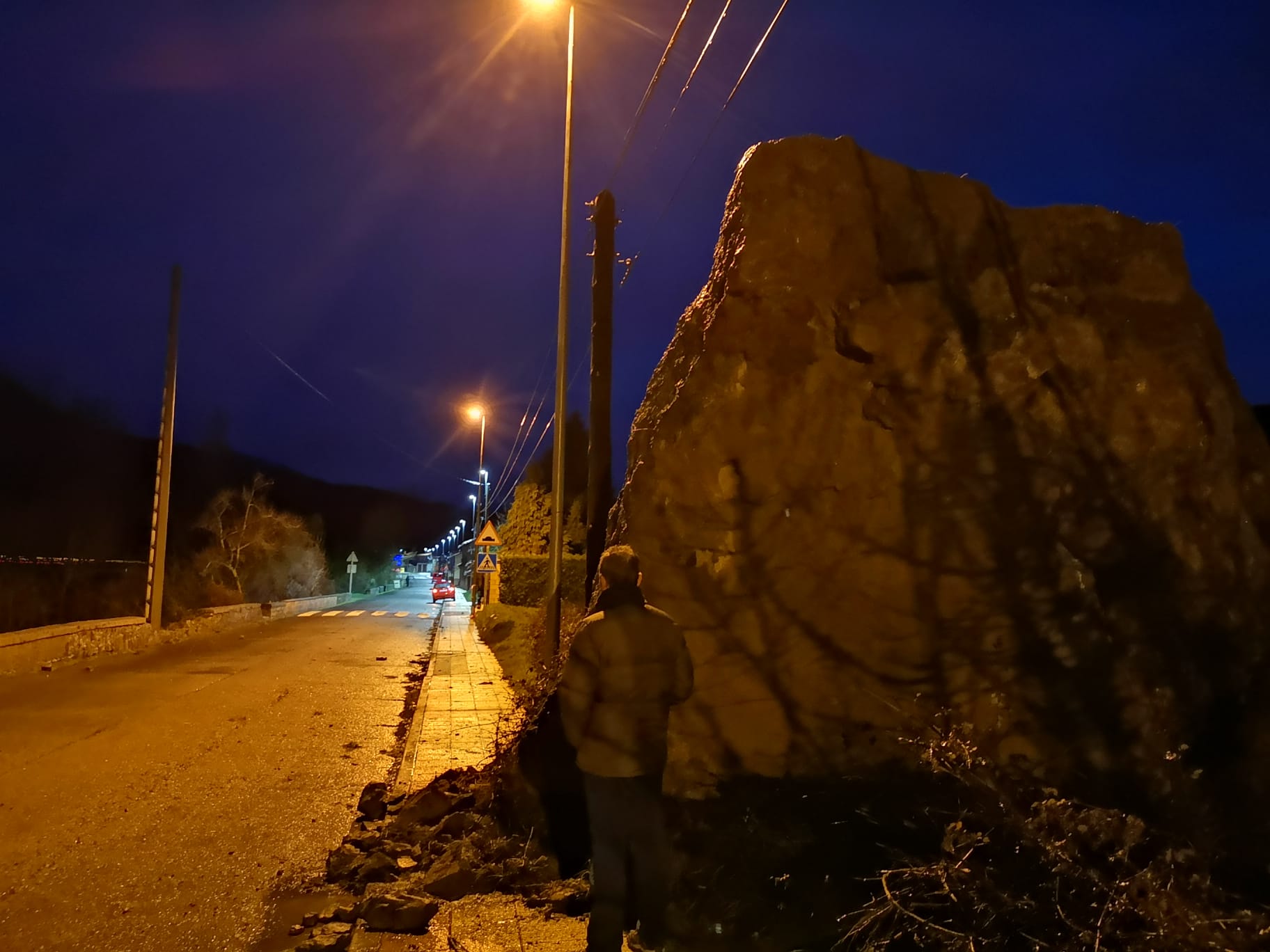 El desprendimiento de una roca en la 'Peña del Asno' en Puente de Alba ha provocado el corte de la conexión ferroviaria entre León y Asturias.