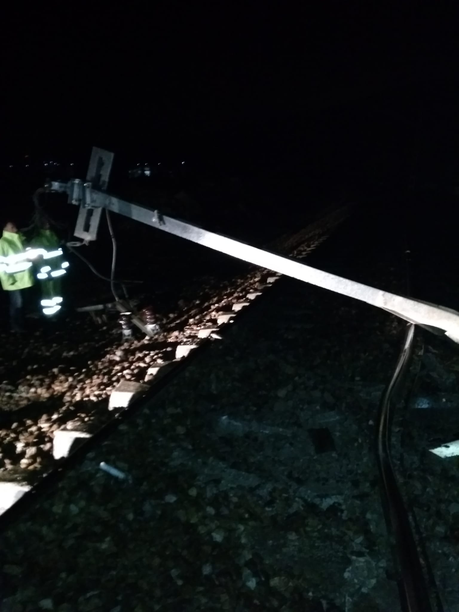 El desprendimiento de una roca en la 'Peña del Asno' en Puente de Alba ha provocado el corte de la conexión ferroviaria entre León y Asturias.