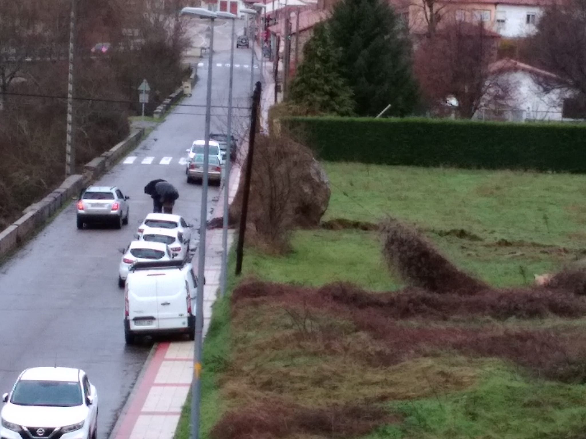 El desprendimiento de una roca en la 'Peña del Asno' en Puente de Alba ha provocado el corte de la conexión ferroviaria entre León y Asturias.