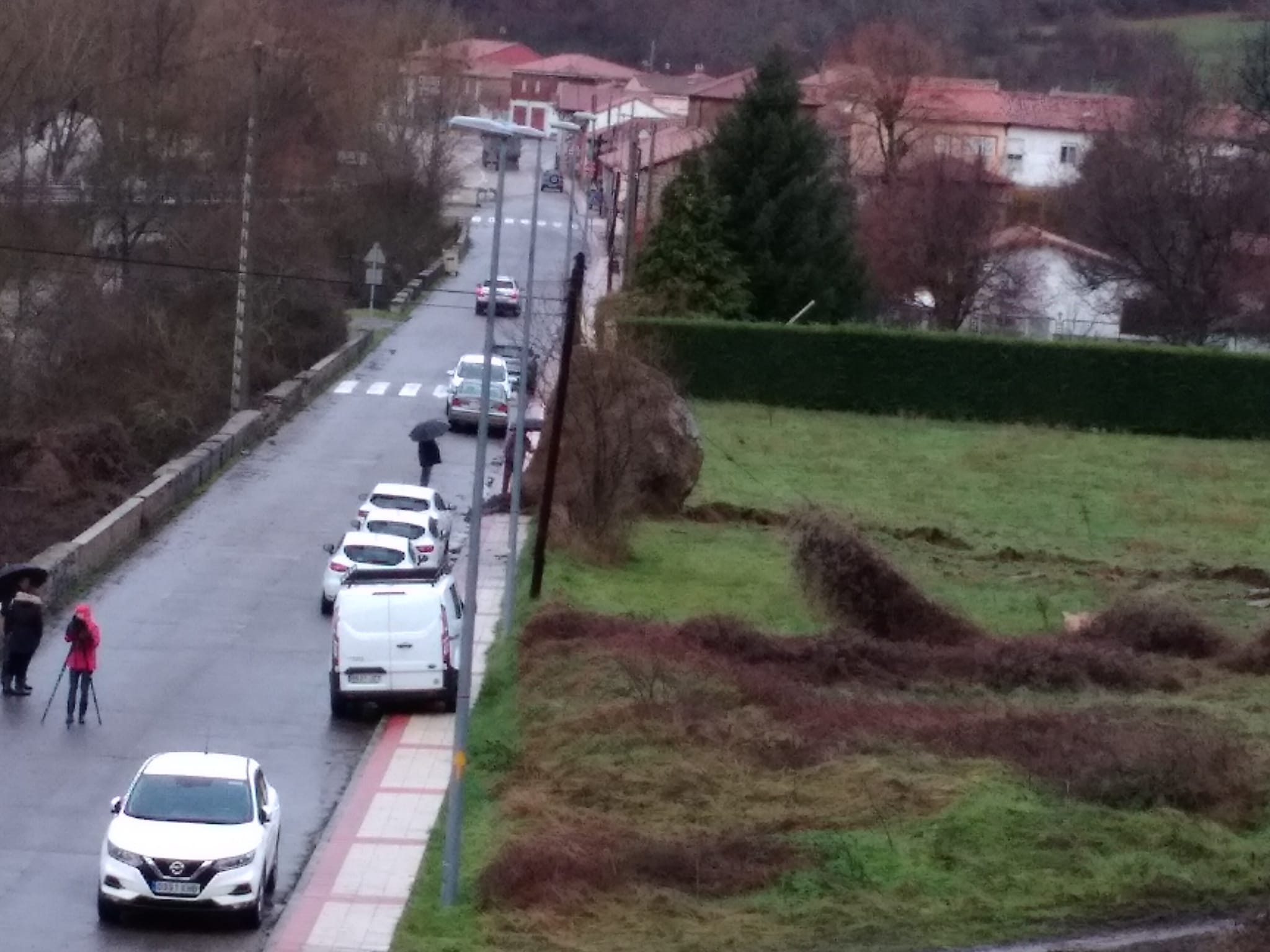 El desprendimiento de una roca en la 'Peña del Asno' en Puente de Alba ha provocado el corte de la conexión ferroviaria entre León y Asturias.