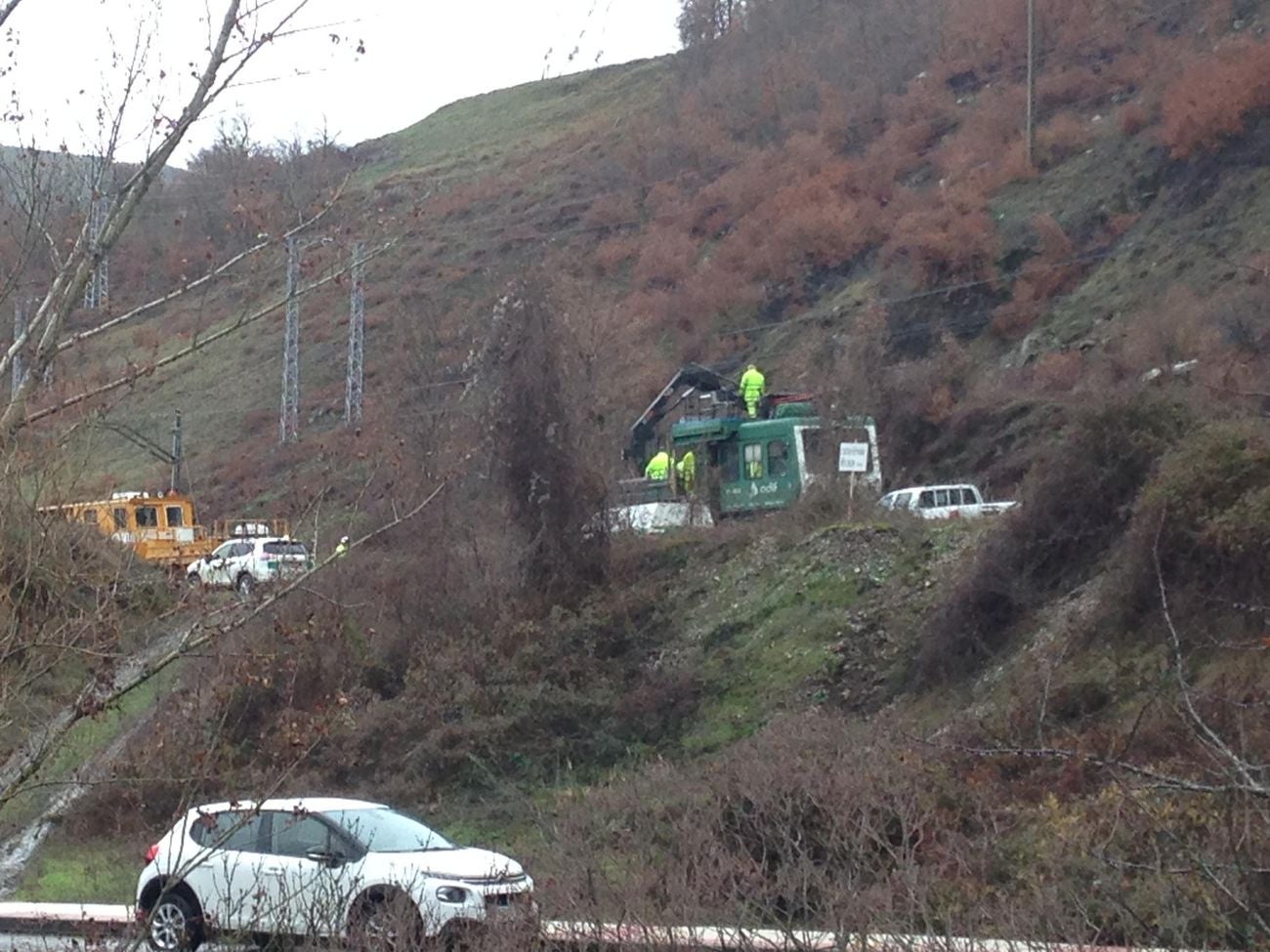 El desprendimiento de una roca en la 'Peña del Asno' en Puente de Alba ha provocado el corte de la conexión ferroviaria entre León y Asturias.