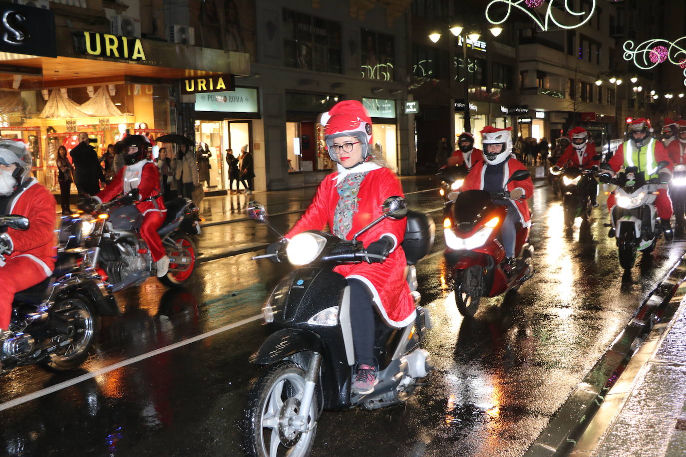 La III edición de la papanoelada motera llena las calles de la capital leonesa de Papá Noeles a dos ruedas en una iniciativa solidaria para recaudar fondos a favor de Aspace.