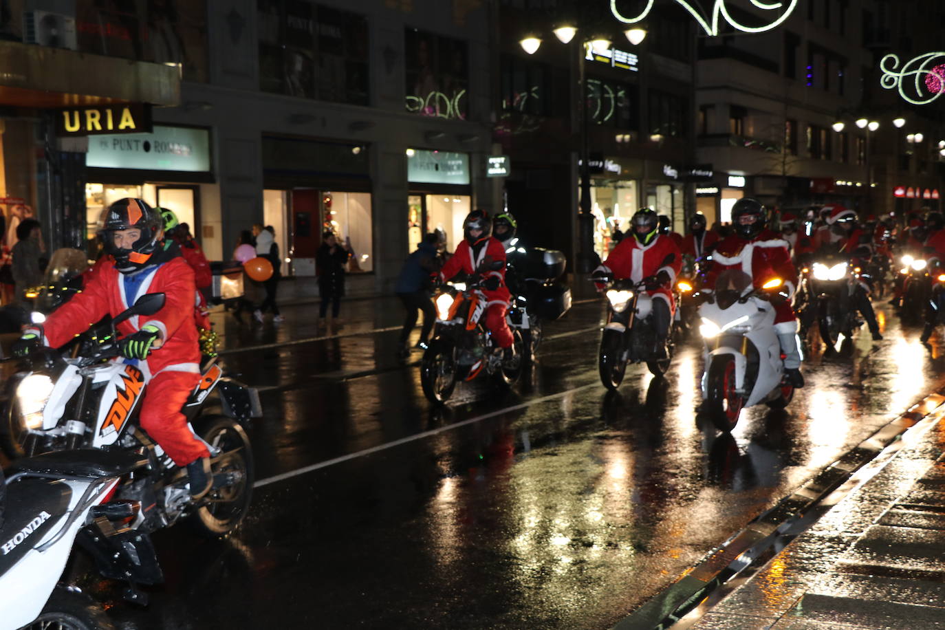 La III edición de la papanoelada motera llena las calles de la capital leonesa de Papá Noeles a dos ruedas en una iniciativa solidaria para recaudar fondos a favor de Aspace.