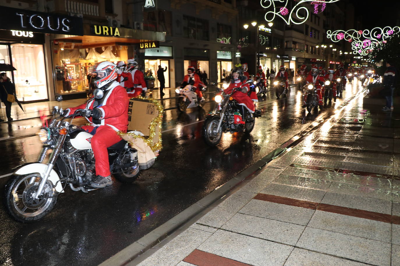 La III edición de la papanoelada motera llena las calles de la capital leonesa de Papá Noeles a dos ruedas en una iniciativa solidaria para recaudar fondos a favor de Aspace.