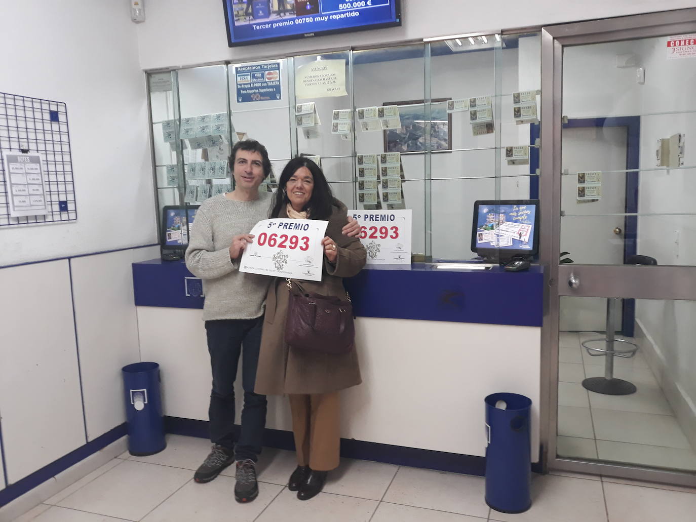 Administración de Ponferrada con sus loteros. 