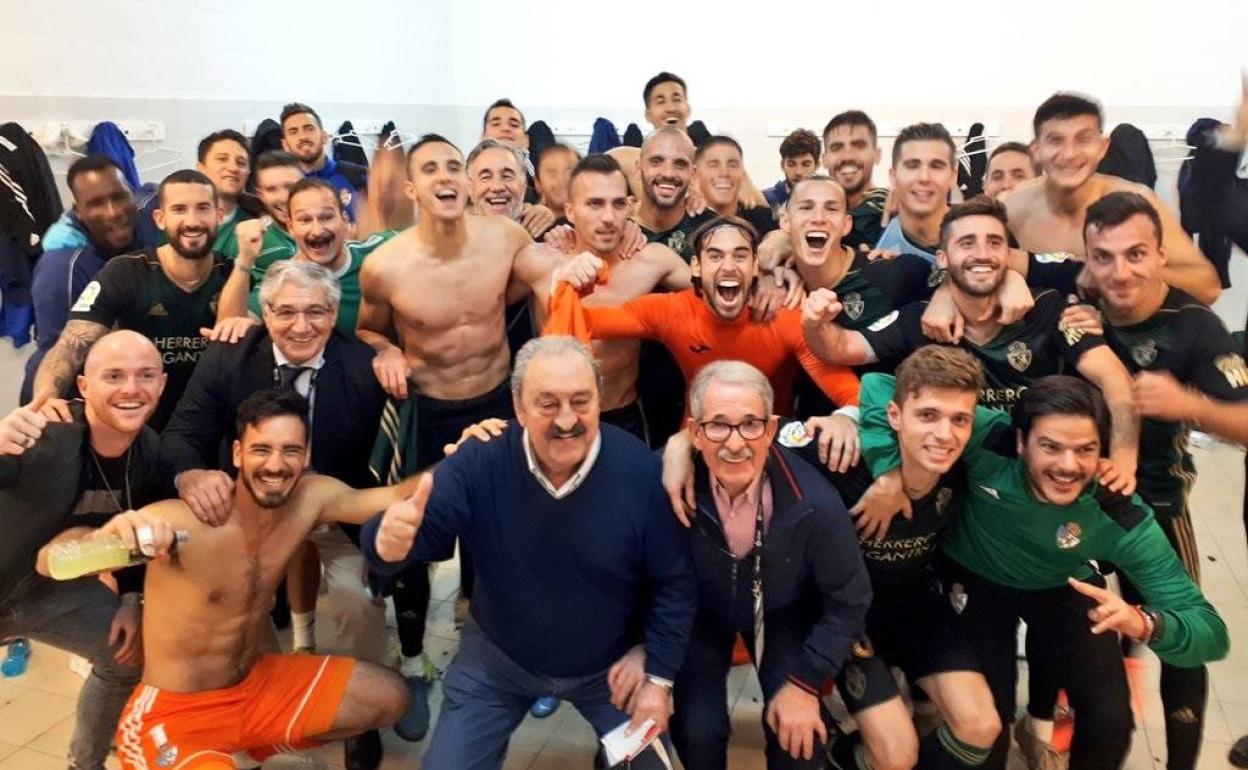 Celebración de la plantilla con la directiva en el vestuario.