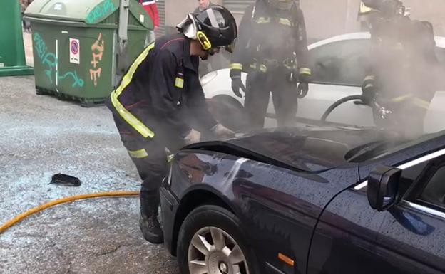 Imagen principal - Imágenes del lugar en el que se ha producido el incendio del vehículo.