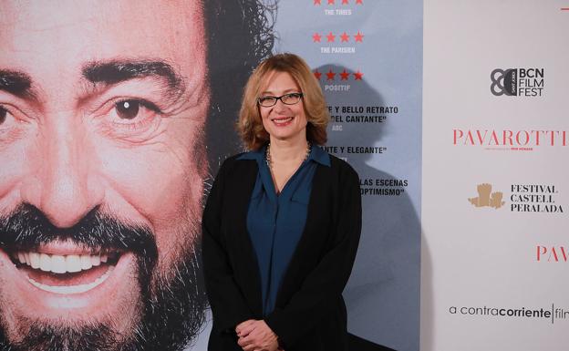 Nicoletta Mantovani, junto a la imagen de Luciano Pavarotti.