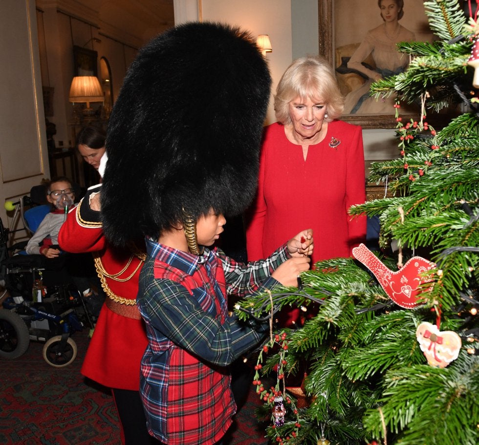 Recepción de Camilla de Cornualles a niños enfermos. 