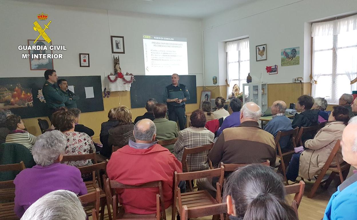 Imagen de una de las charlas impartidas por efectivos de la Guardia Civil.