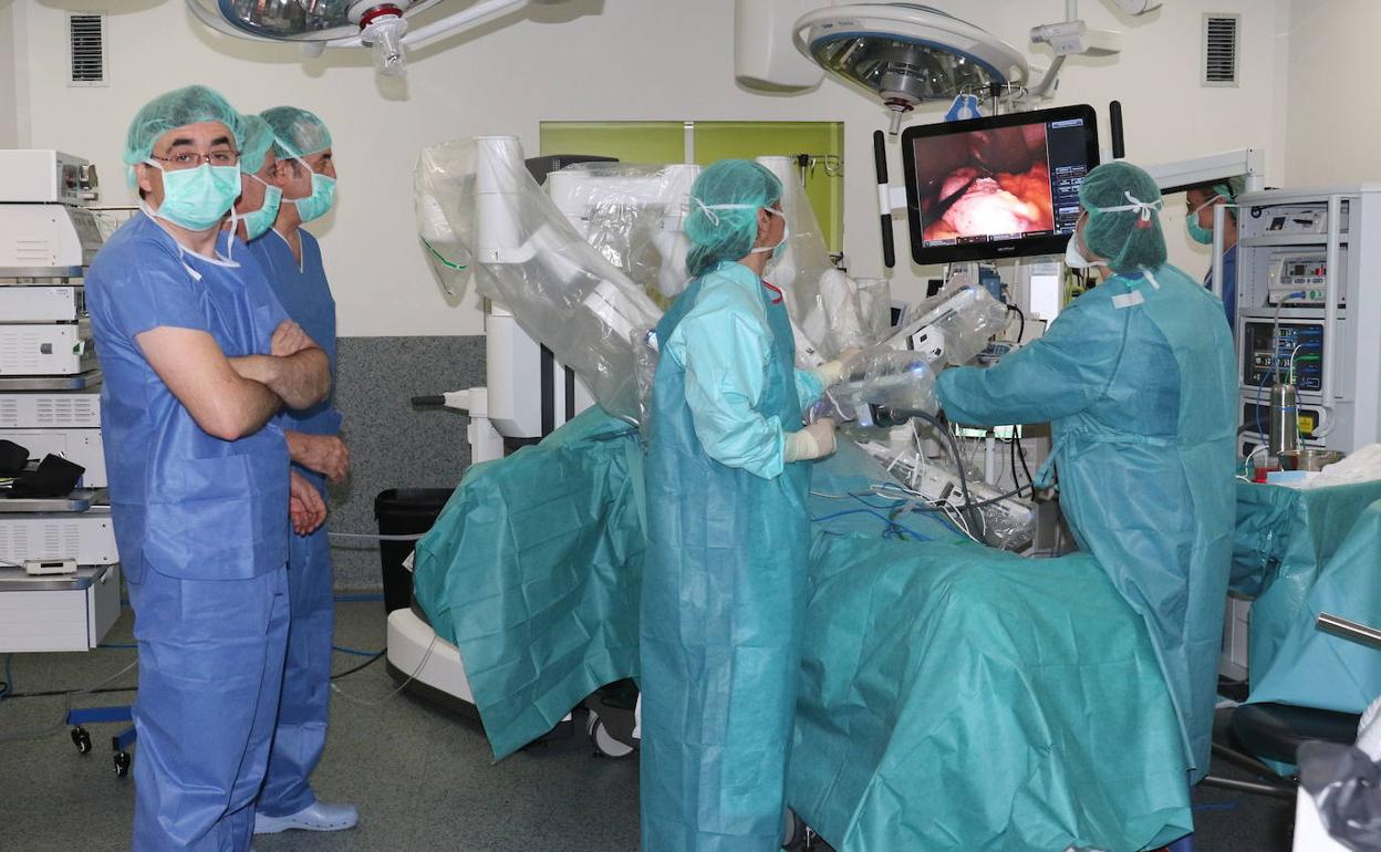 Operación en el Hospital Rïo Hortega de Valladolid con el robot Da Vinci. 