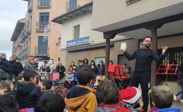 Imagen principal - La magia llega a Valencia de Don Juan por Navidad