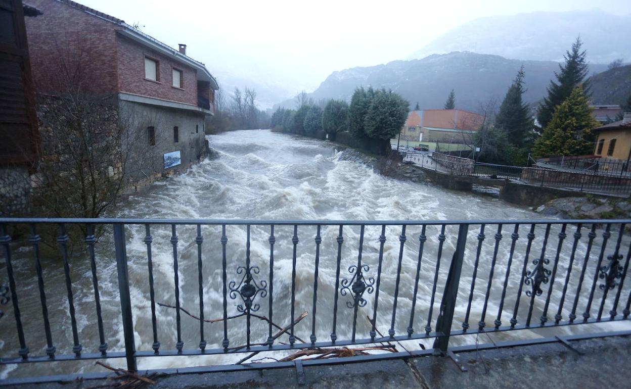 El Torío, a su paso por Vegacervera, durante el pasado episodio de inundaciones.