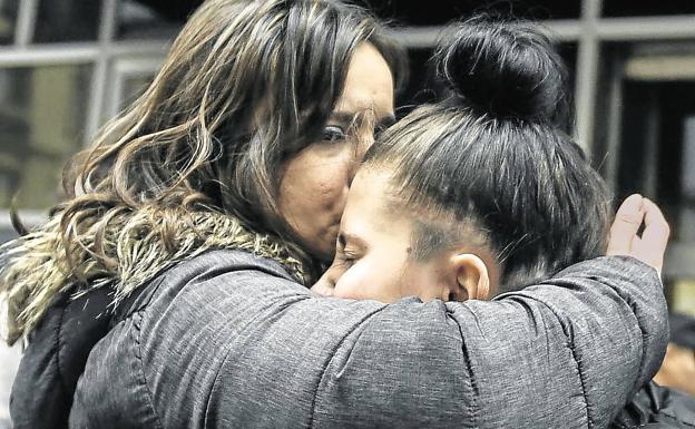 Josune, hermana de la niña asesinada, abrazada por la mujer de su padre, Tamara, al iniciarse el juicio.