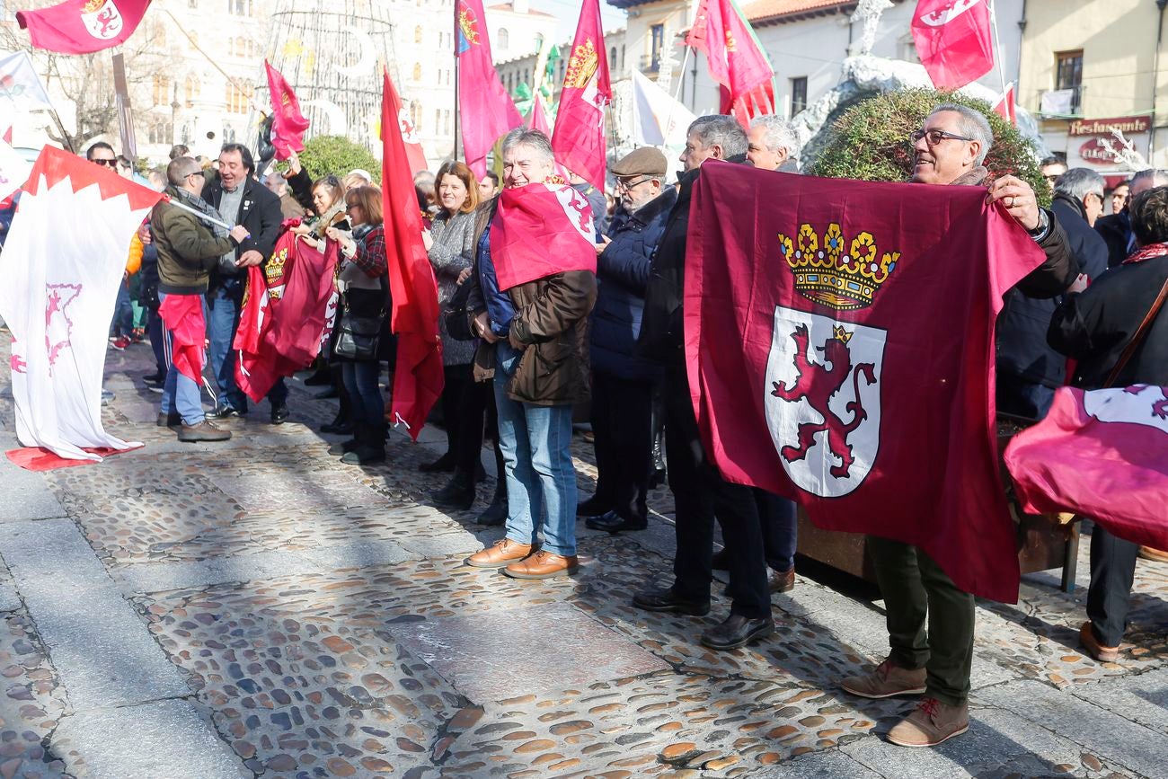 El alcalde de León, José Antonio Diez, saluda a las personas concentradas tras la aprobación de la moción presentada por la UPL para pedir la autonomía de la región leonesa.