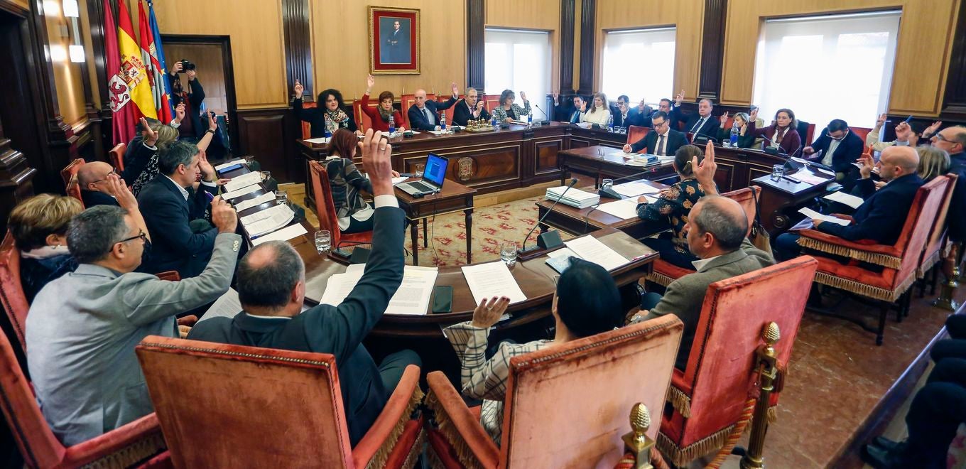 Pleno Ordinario en el Ayuntamiento de León con la moción leonesista como telón de fondo.