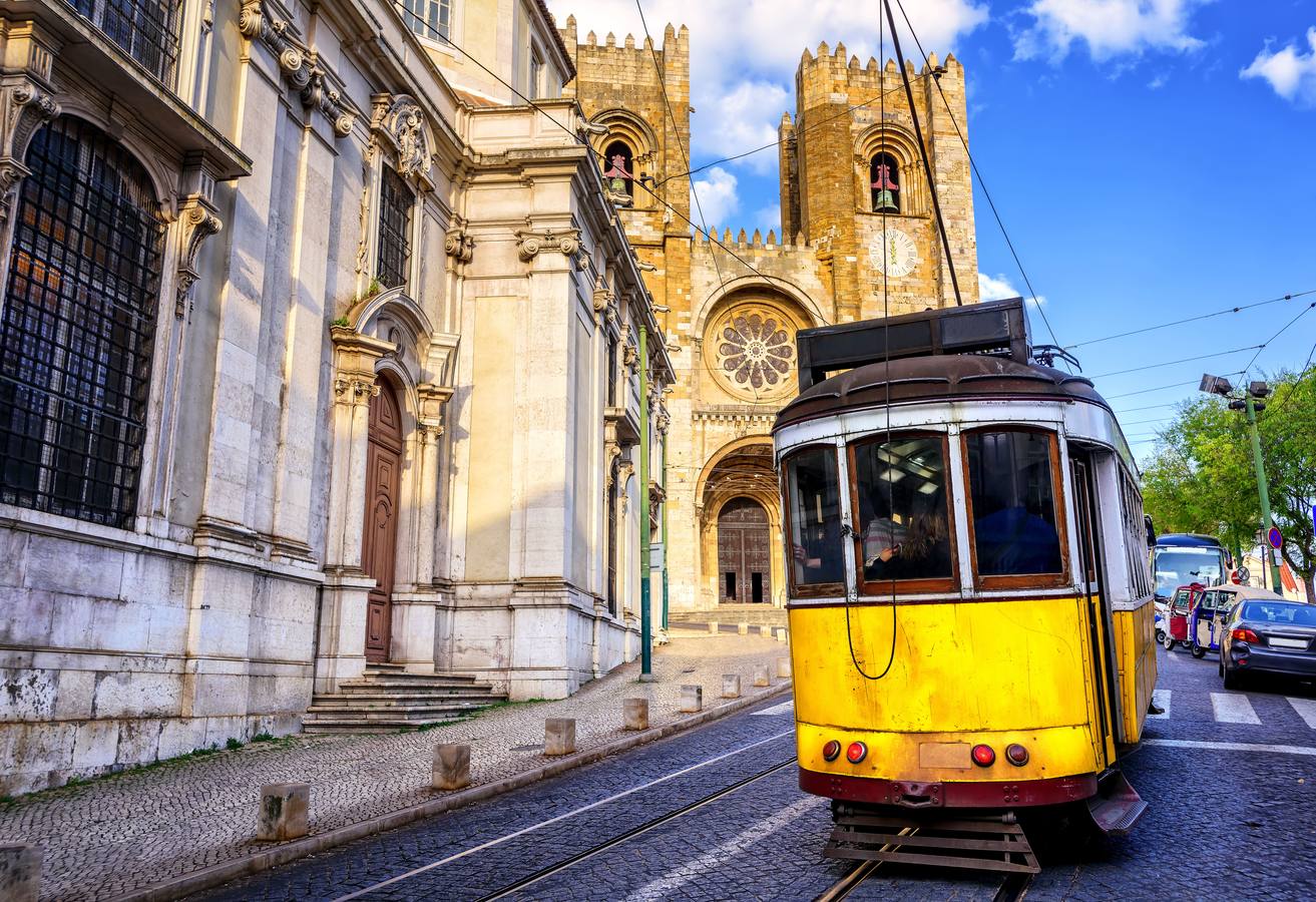 Si bien Portugal está muy cerca de España, sus costumbres para Nochevieja son un tanto diferentes. Los portugueses toman 12 pasas en lugar de uvas y visten con ropa interior azul en vez de roja. Además de en la capital, es muy conocida la Nochevieja en la isla de Madeira, que presume de tener un increíble espectáculo de fuegos artificiales que están incluido en el Libro Guiness de los Records como los más grandes del mundo. 